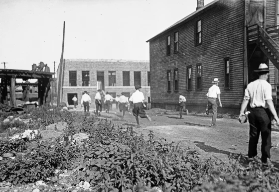 A mob runs with bricks during the race riots in Chicago in 1919.